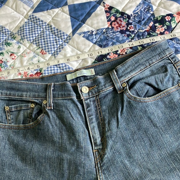Levi's Classic Blue Jeans - Picture 5 of 6
